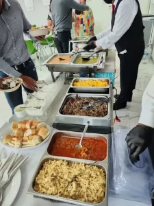mesa con bandejas de guisados
