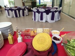 mesa con bebidas y bocadillos
