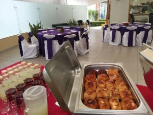 mesa con bandejas de guisados