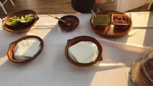 mesa con condimentos
