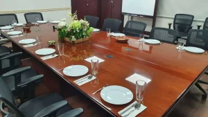 mesa decorada con platos