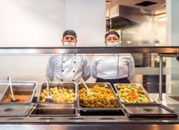 comida en bandejas, comedor para empleados