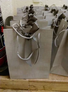 bolsas grises con moño café